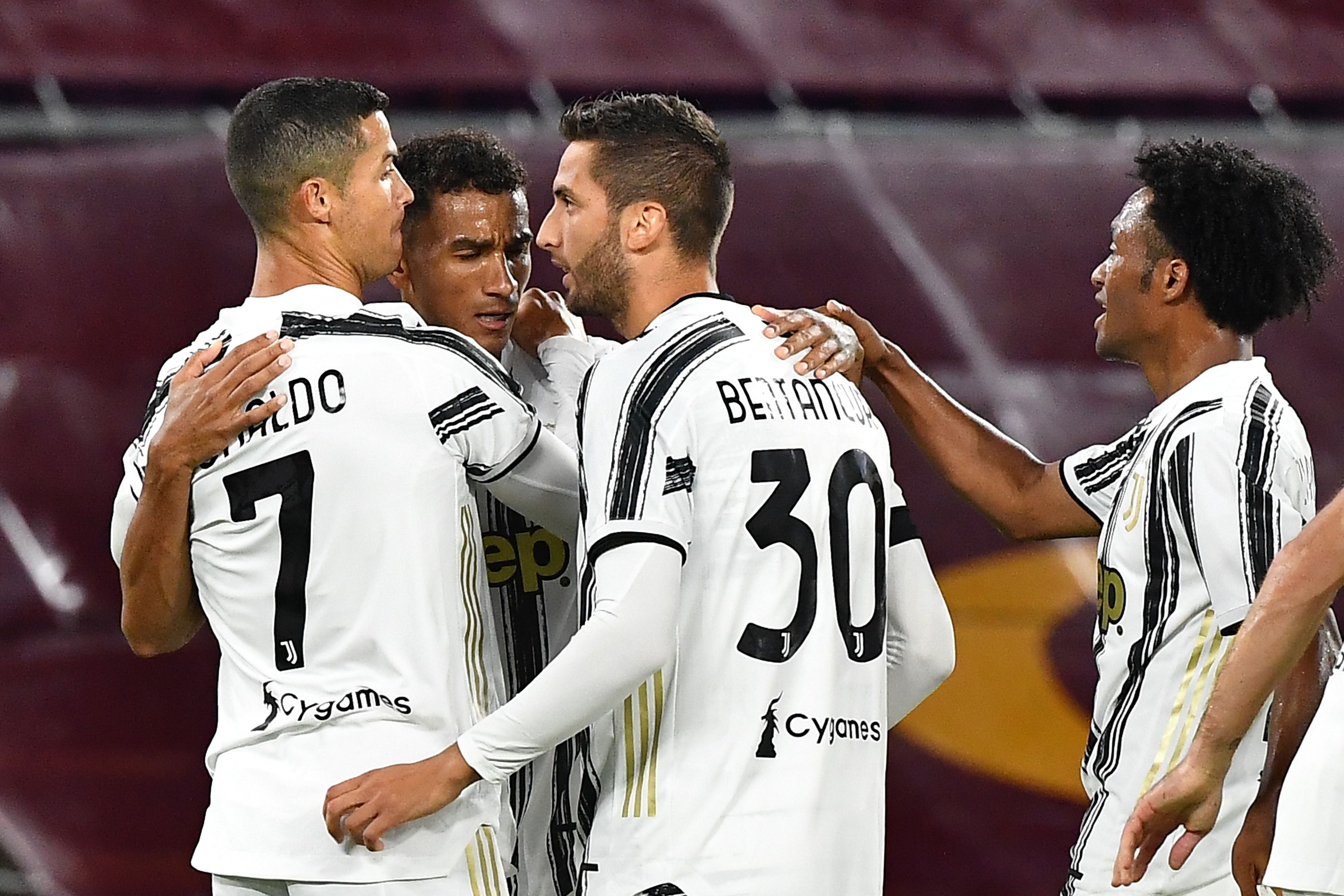 La Juventus informó sobre dos casos positivos de covid-19 dentro de su institución, los cuales no habrían tenido contacto con jugadores y cuerpo técnico. (Foto Prensa Libre: AFP)