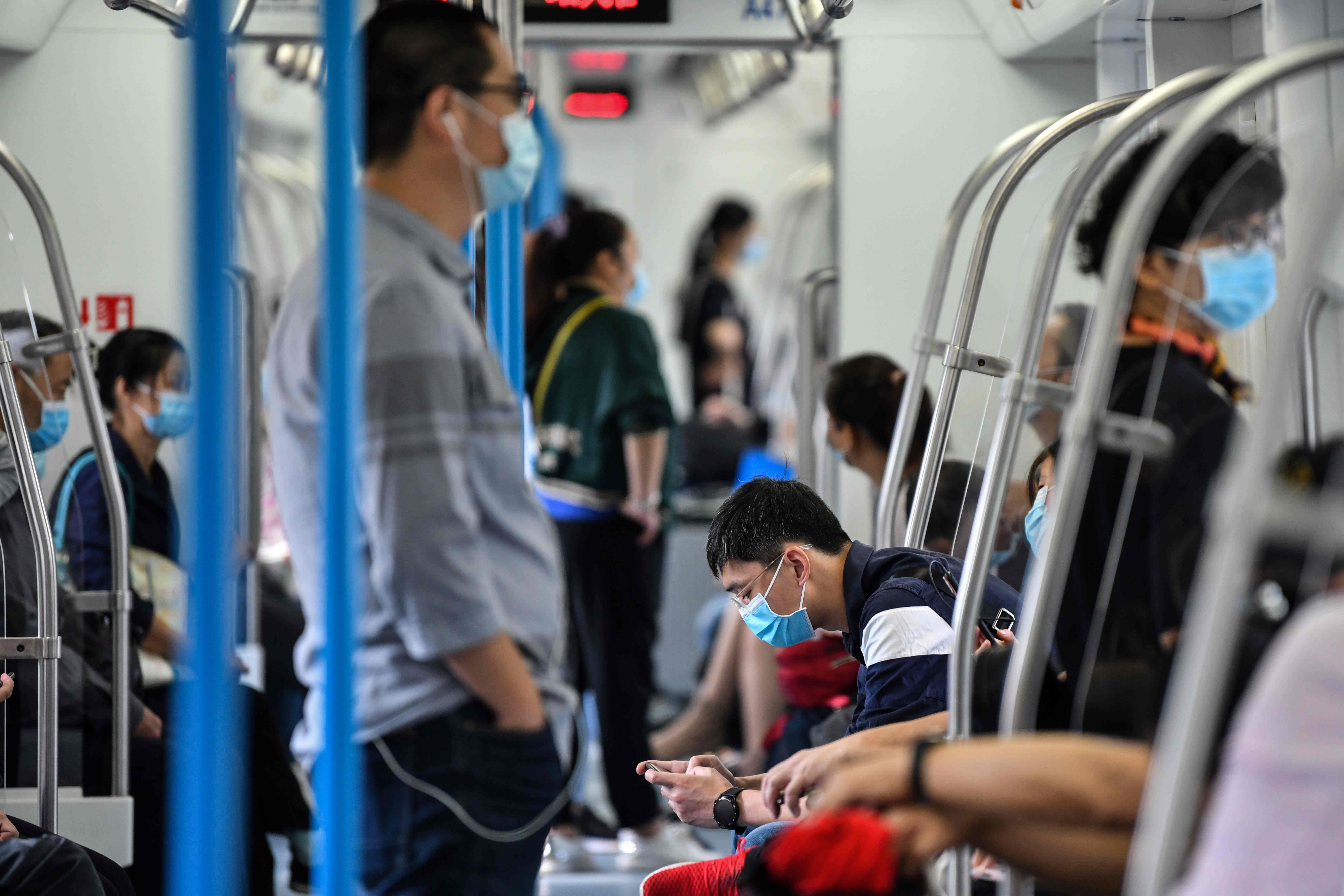 Las personas en  Wuhan, China, vuelven a la normalidad luego de ser epicentro del covid-19. (Foto Prensa Libre: AFP)