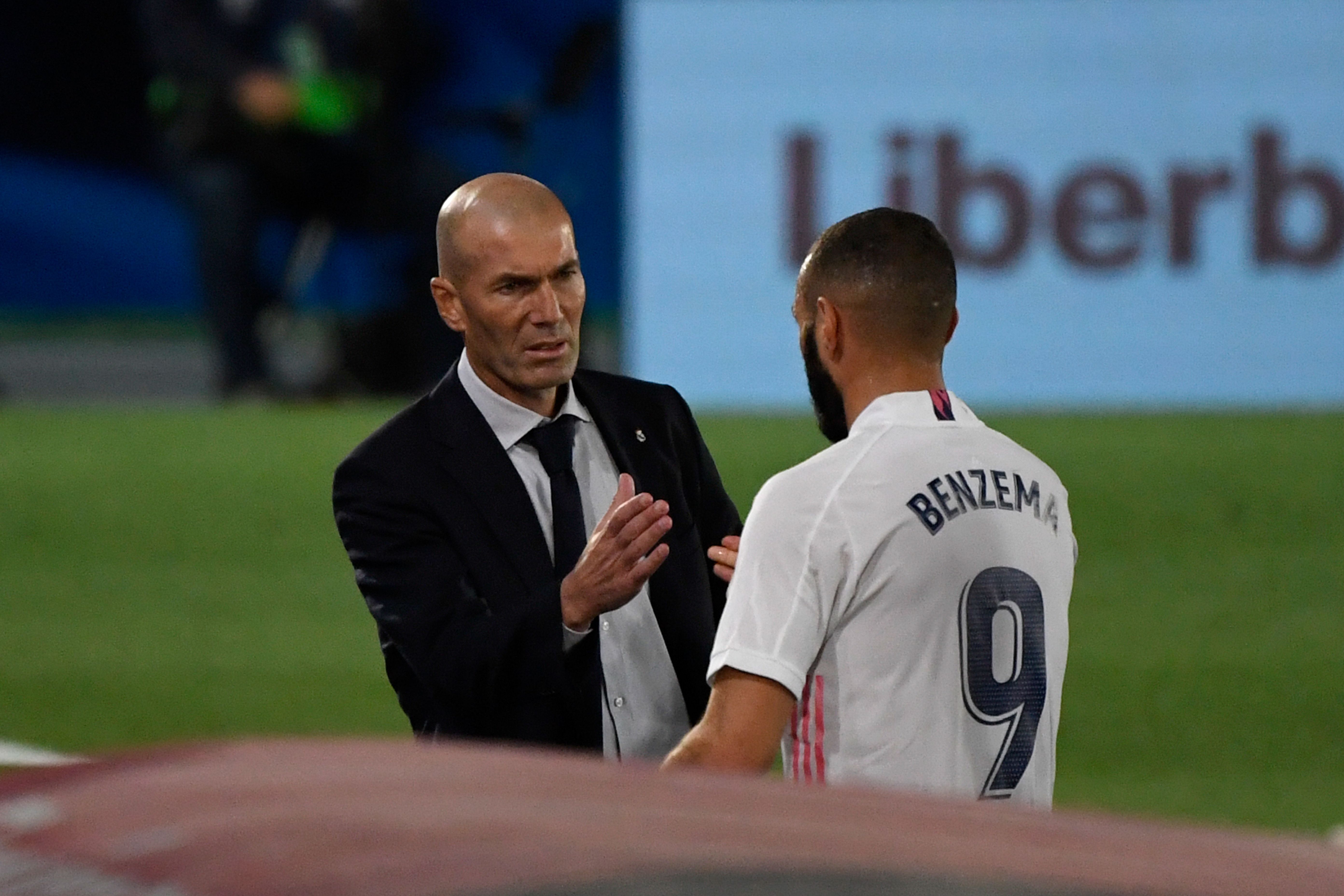 Zinedine Zidane confía en sus jugadores para retomar el camino del triunfo en el clásico español frente al Barcelona. (Foto Prensa Libre: AFP).