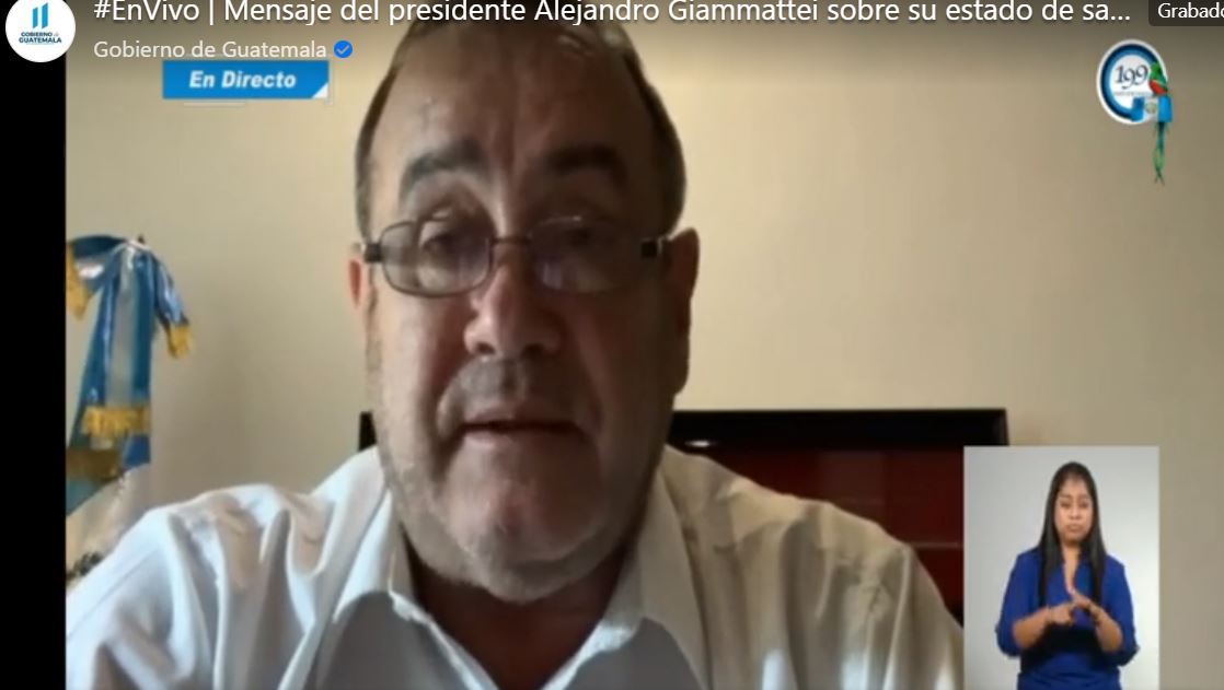 El presidente Alejandro Giammattei informa de su estado de salud en una videollamada realizada de su casa. (Foto Prensa Libre: Tomada de Facebook)