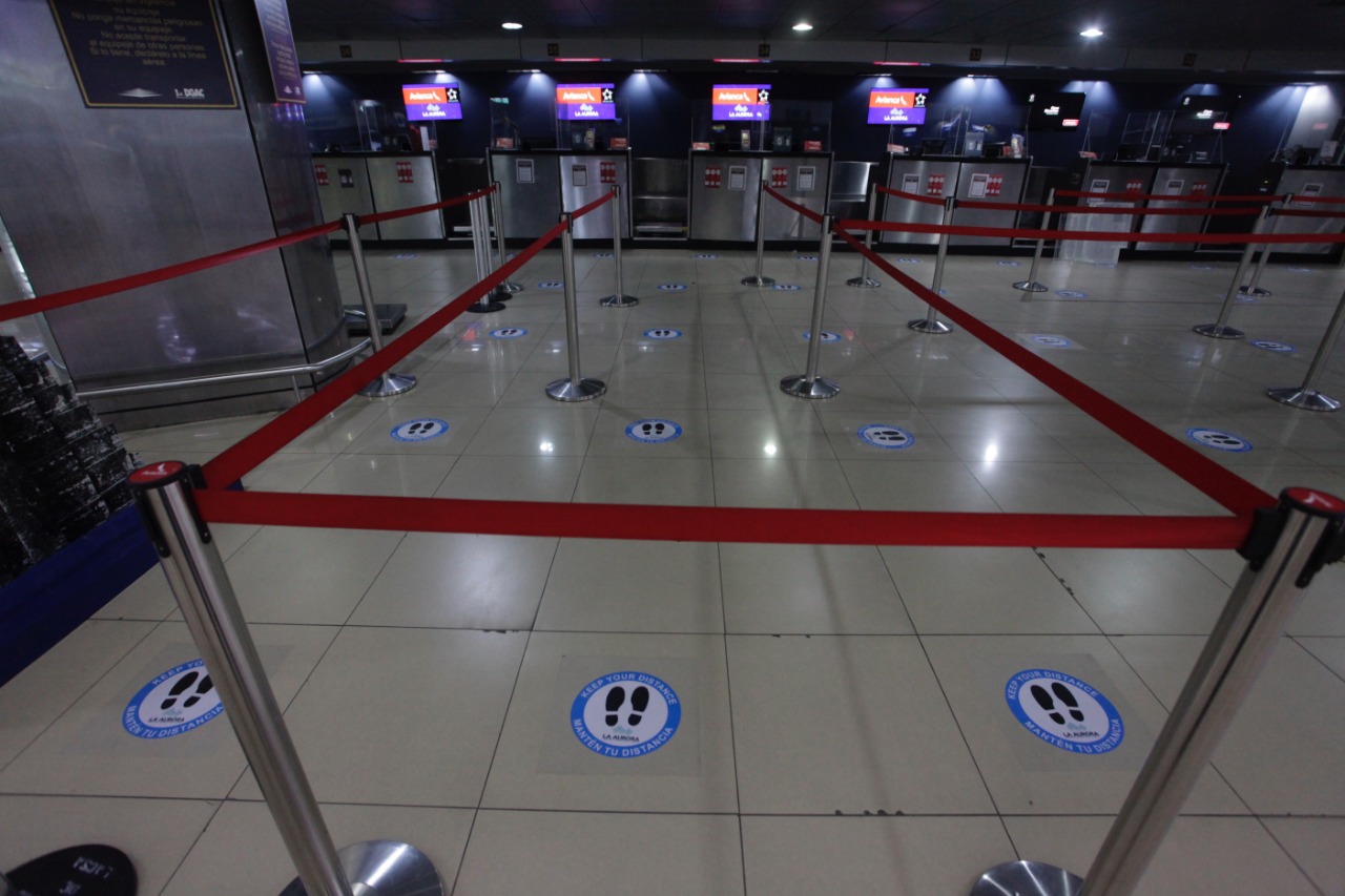 El distanciamiento adecuado entre usuarios es una de las medidas de seguridad  implementadas en el aeropuerto. (Foto Prensa Libre: Noé Medina)