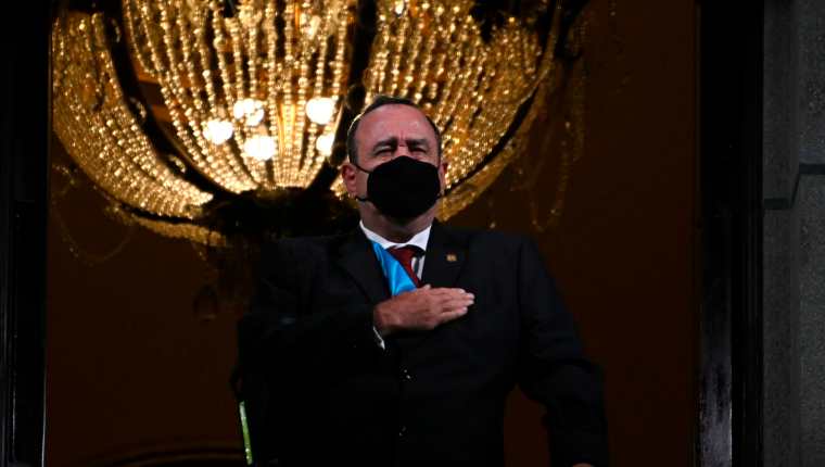 El presidente Alejandro Giammattei fue diagnosticado con covid-19. (Foto Prensa Libre: AFP)