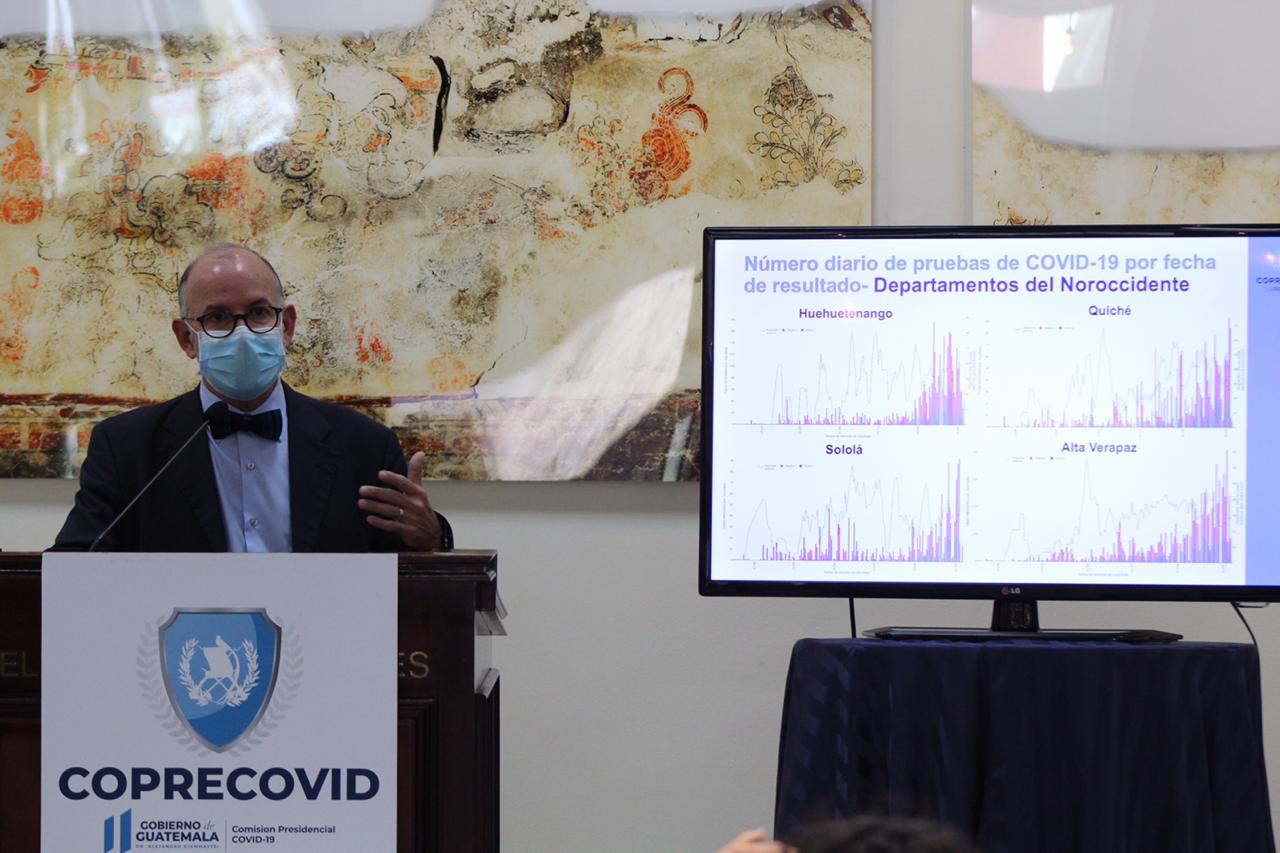 Edwin Asturias, jefe de la Coprecovid, brinda detalles de la estrategia para aumentar el número de pruebas para detectar covid-19. (Foto Prensa Libre: Miriam Figueroa)