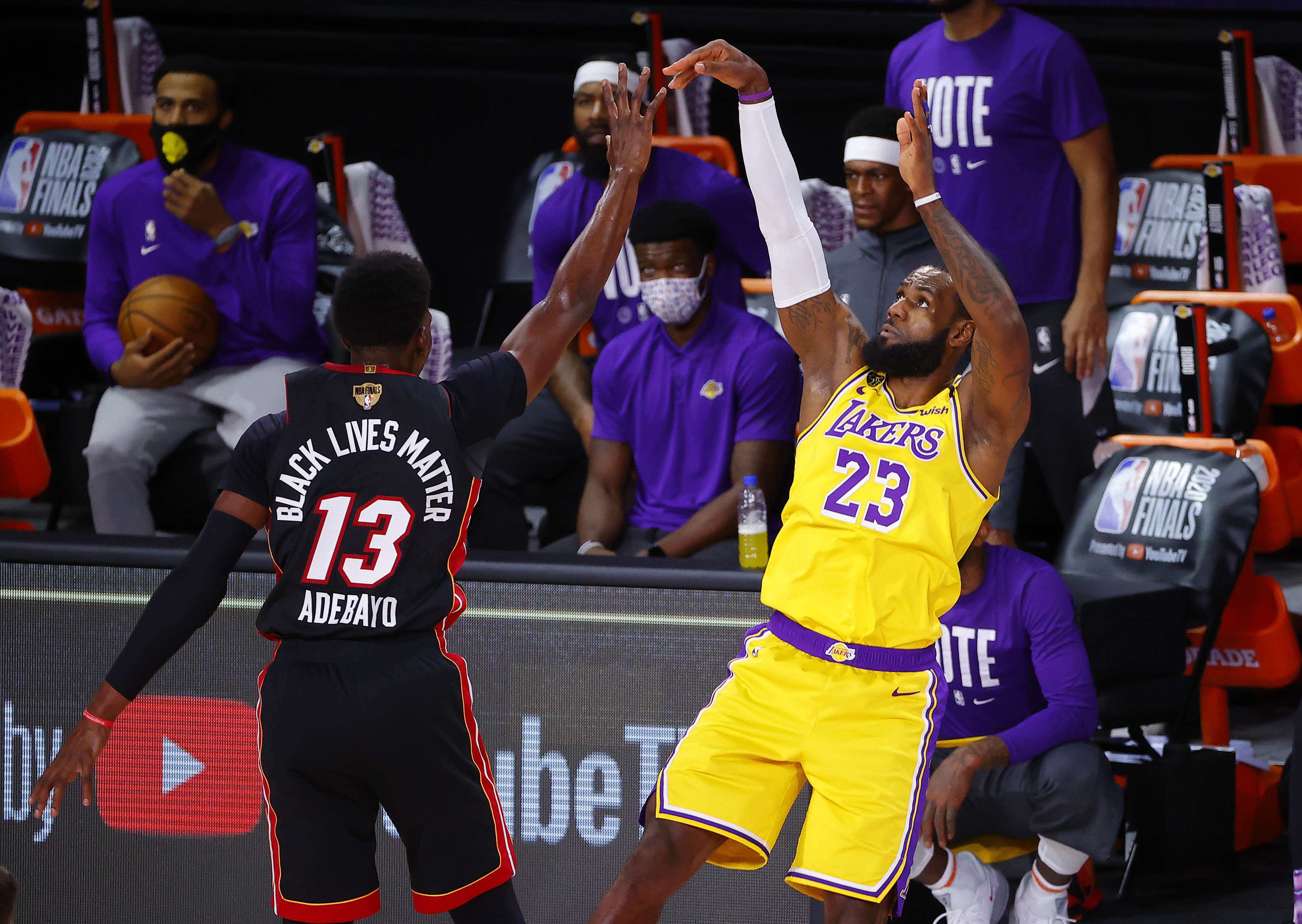 LeBron James (23) anota tres puntos en uno de los momentos de la noche. Foto: AFP