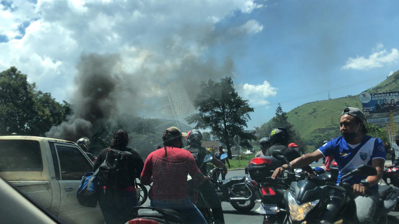 El paso de vehículos está bloqueado en el km 30 de la ruta al Pacífico por una manifestación. (Foto Prensa Libre: Pampichi News)