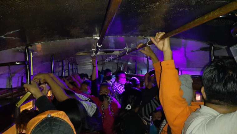 Un autobús sobrecargado y sin aplicar medidas sanitarias ante la emergencia sanitaria por el coronavirus fue interceptado en Mixco. (Foto Prensa Libre: Municipalidad de Mixco)