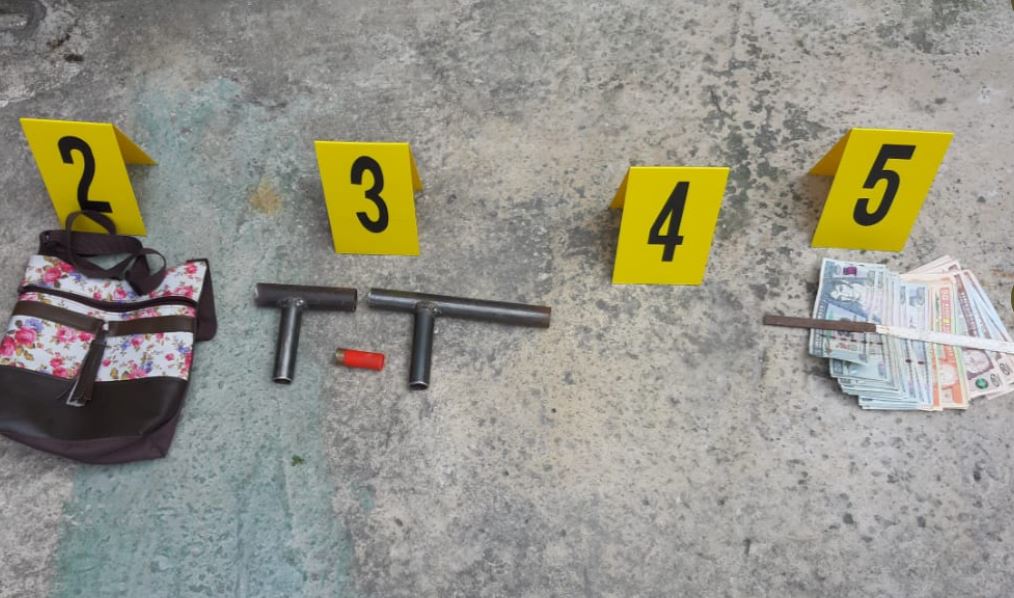 Algunos de los ilícitos incautados en las zonas 5 y 18. (Foto Prensa Libre: PNC) 