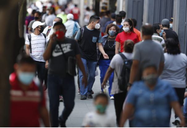 Guatemaltecos salen a la calle con mascarilla para protegerse del coronavirus. (Foto Prensa Libre: Esbin García)
