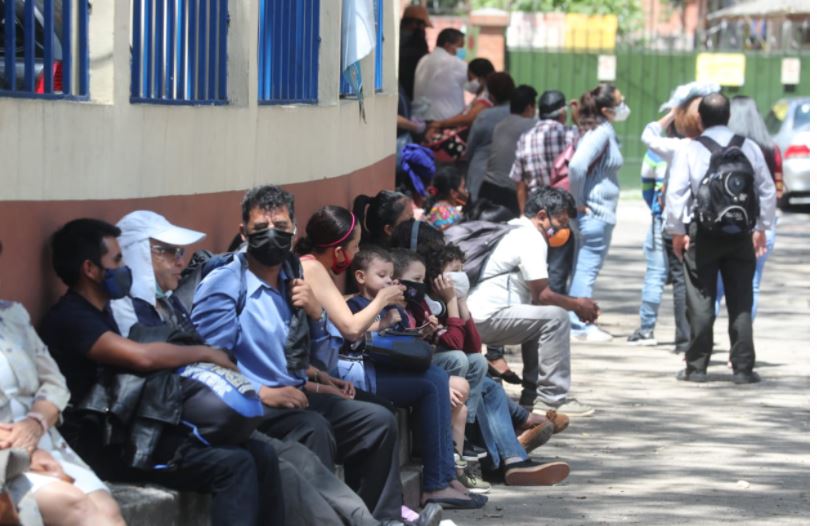 Guatemaltecos han comenzado de sus actividades en medio de la pandemia por el coronavirus. (Foto Prensa Libre: Érick Ávila)