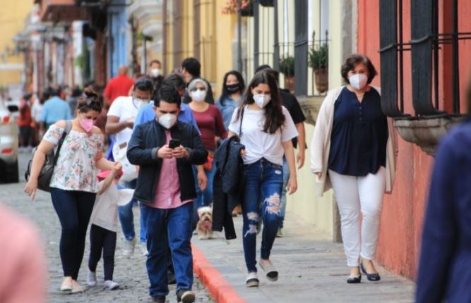 Guatemaltecos relajan medidas y se observa más afluencia en lugares turísticos. (Foto Prensa Libre: Hemeroteca)