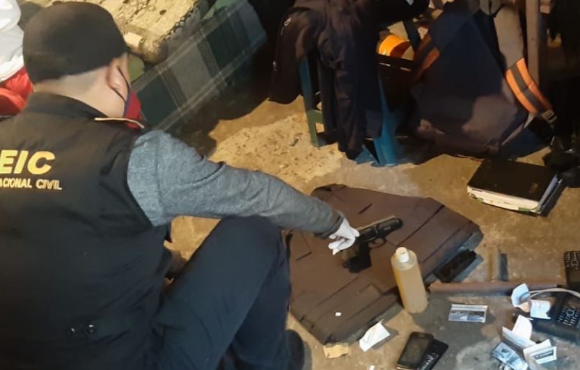 En uno de los cateos han sido localizadas armas. (Foto Prensa Libre: PNC) 