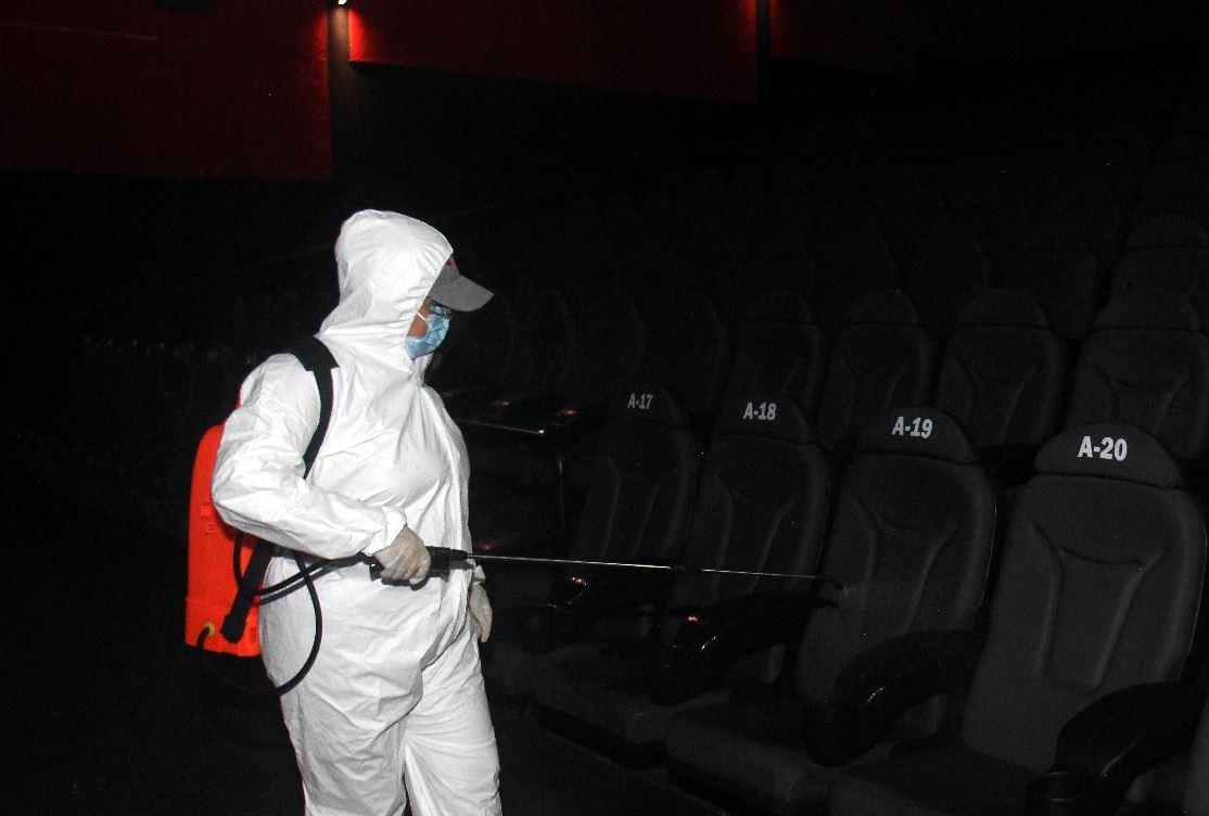 Un empleado desinfecta una sala de cine, este jueves, en Santa Cruz, Bolivia. (Foto Prensa Libre: EFE)