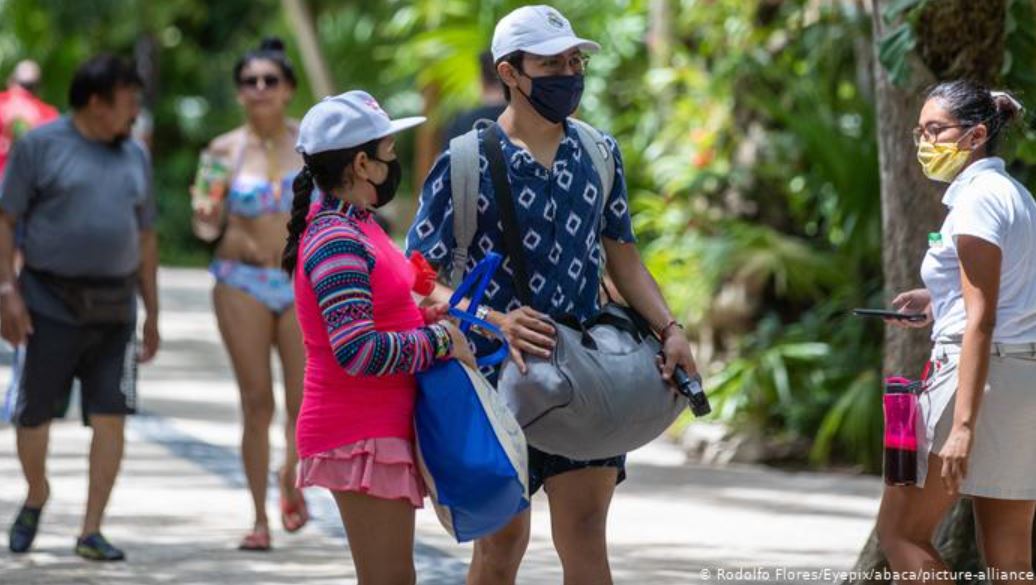 Las personas salen a las calles con mascarilla para protegerse del coronavirus. (Foto Prensa Libre: Picture-Alliance)