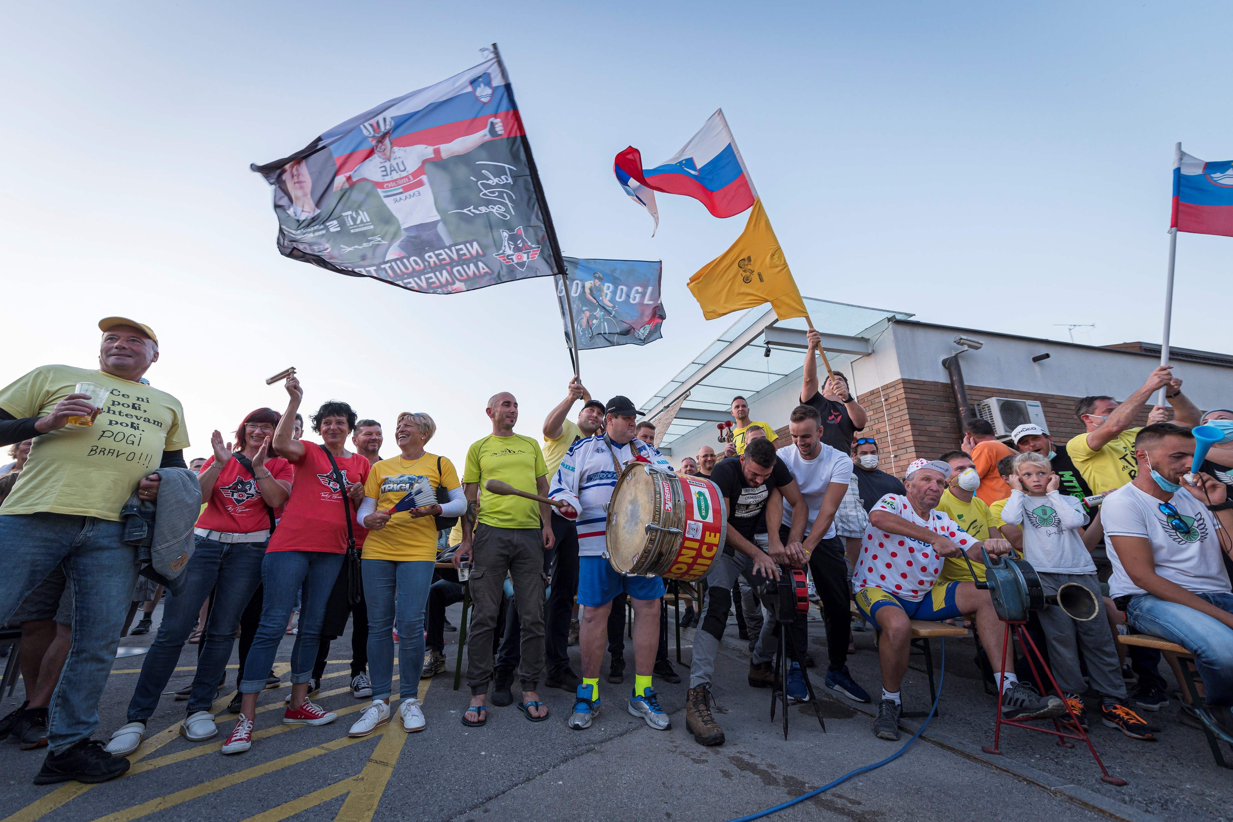 Aficionadas de Komenda, al norte de Liubliana, festejaron el triunfo de Pogacar en el Tour. Foto Prensa Libre: AFP