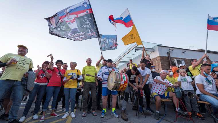 Aficionadas de Komenda, al norte de Liubliana, festejaron el triunfo de Pogacar en el Tour. Foto Prensa Libre: AFP