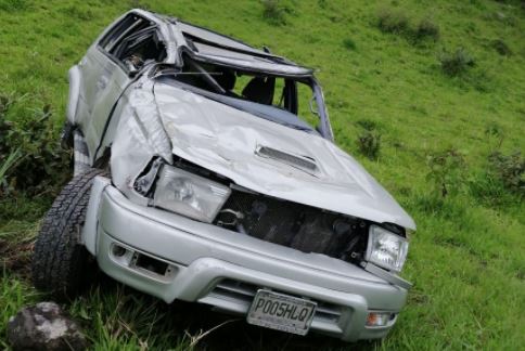 Un muerto y tres heridos en accidente de tránsito en Pachalum, Quiché. (Foto Prensa Libre: Bomberos Voluntarios)