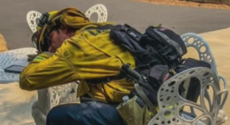 La imagen, publicada en Instagram, ha servido para hacer conciencia de la gravedad de los siniestros en California. (Foto Prensa Libre: Departamento de Bomberos de Lakeside)