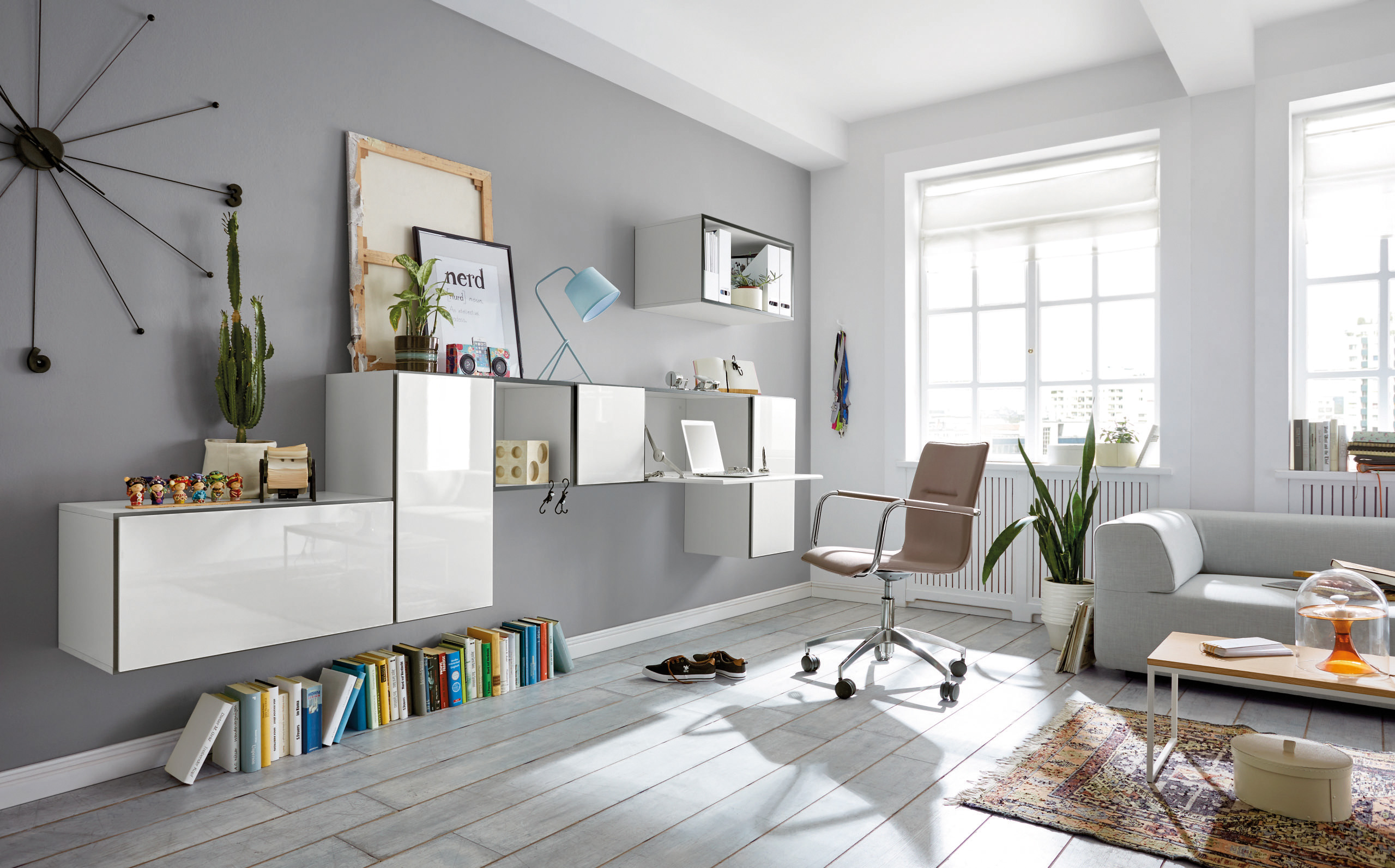 La oficina se puede instalar en casa con muebles que no estorben la circulación, por ejemplo con escritorios que se integren visualmente en la habitación. Foto Prensa Libre: Hülsta/VDM/ DPA