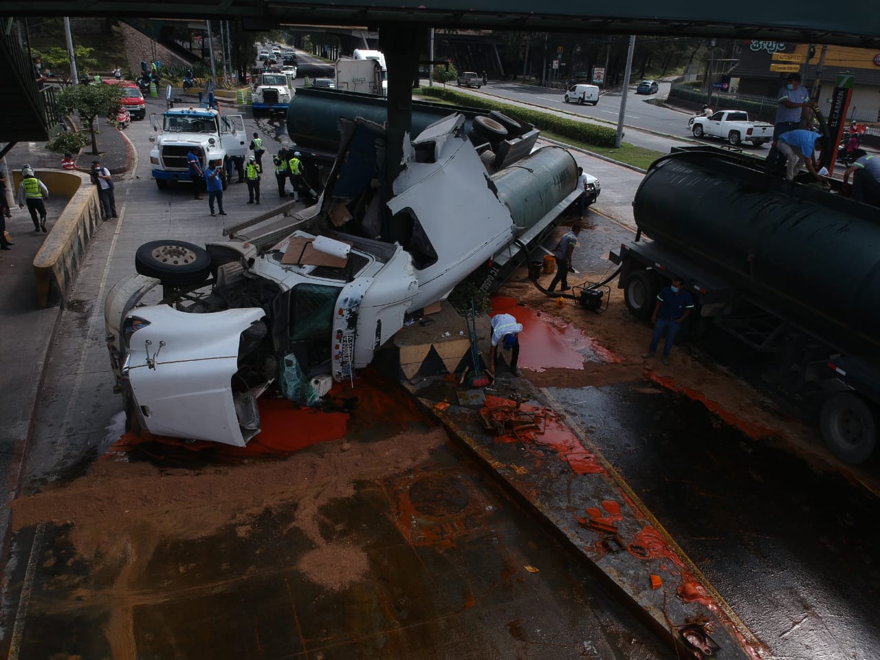 Vista aérea del accidente de tránsito sobre la Calzada Raúl Aguilar Batres. (Foto Prensa Libre: Carlos Hernández Ovalle)