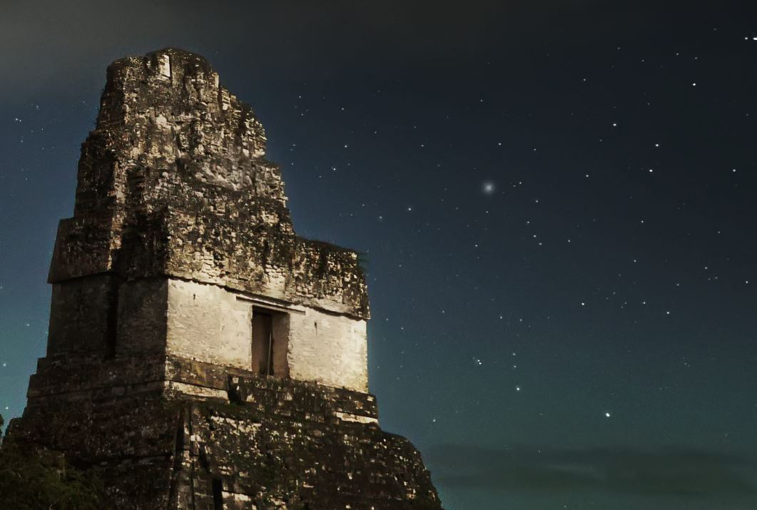 El Templo I de Tikal es llamado Gran Jaguar en alusión al gobernante Jasaw Chan K'awiil, quien ordenó su construcción en el año 734. La pirámide  tuvo originalmente una  colorida decoración pero hoy su característico blanco y negro es un ícono inconfundible de Guatemala. (Foto Prensa Libre: Sergio Montúfar Codoñer).
