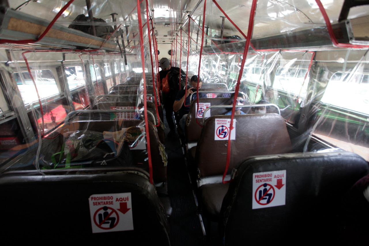 Los guatemaltecos se enfrentan a una nueva normalidad luego de más de seis meses del primer caso de coronavirus. (Foto Prensa Libre: Noé Medina)