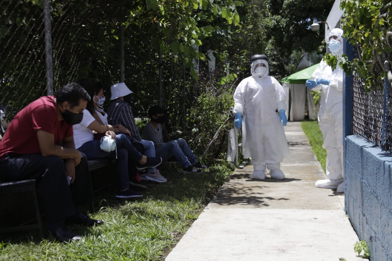 Los guatemaltecos continúan bajo medidas de distanciamiento y con uso de mascarillas para evitar contagios de coronavirus. (Foto Prensa Libre: Noé Medina)