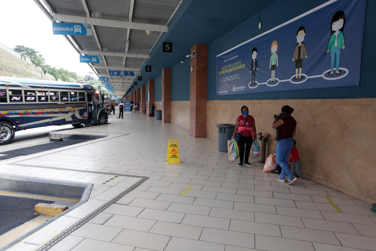 El distanciamiento social y la utilización de mascarillas son dos de las recomendaciones de autoridades para prevenir contagios de coronavirus. (Foto Prensa Libre: Noé Medina)