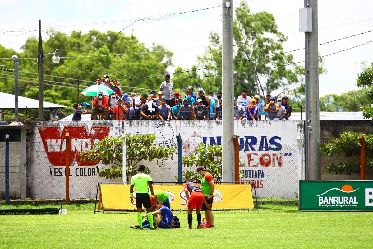 Aficionados de Achuapa incumplen con las restricciones por el coronavirus y ven en primera fila el triunfo de su equipo sobre Municipal