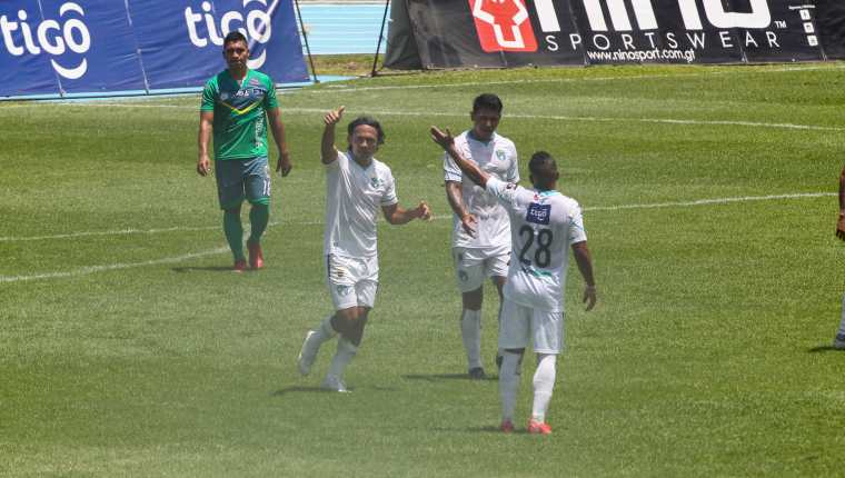 Agustín Herrera marcó un doblete para la victoria crema 2-0 sobre Santa Lucía. Foto Prensa Libre: Norvin Mendoza