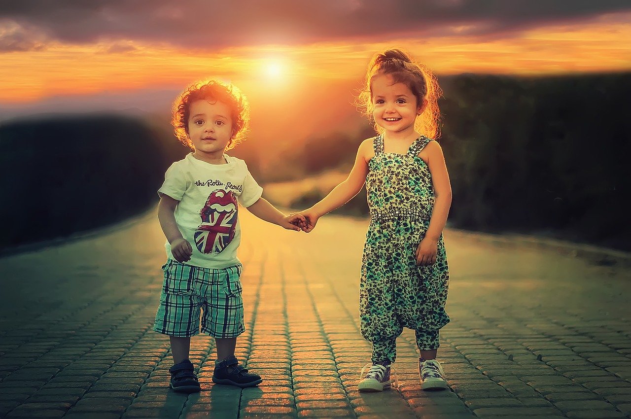 Al tener un hermano, el niño es más sociable y le es más fácil hacer amigos en la edad escolar. (Foto Prensa Libre: Pixabay).