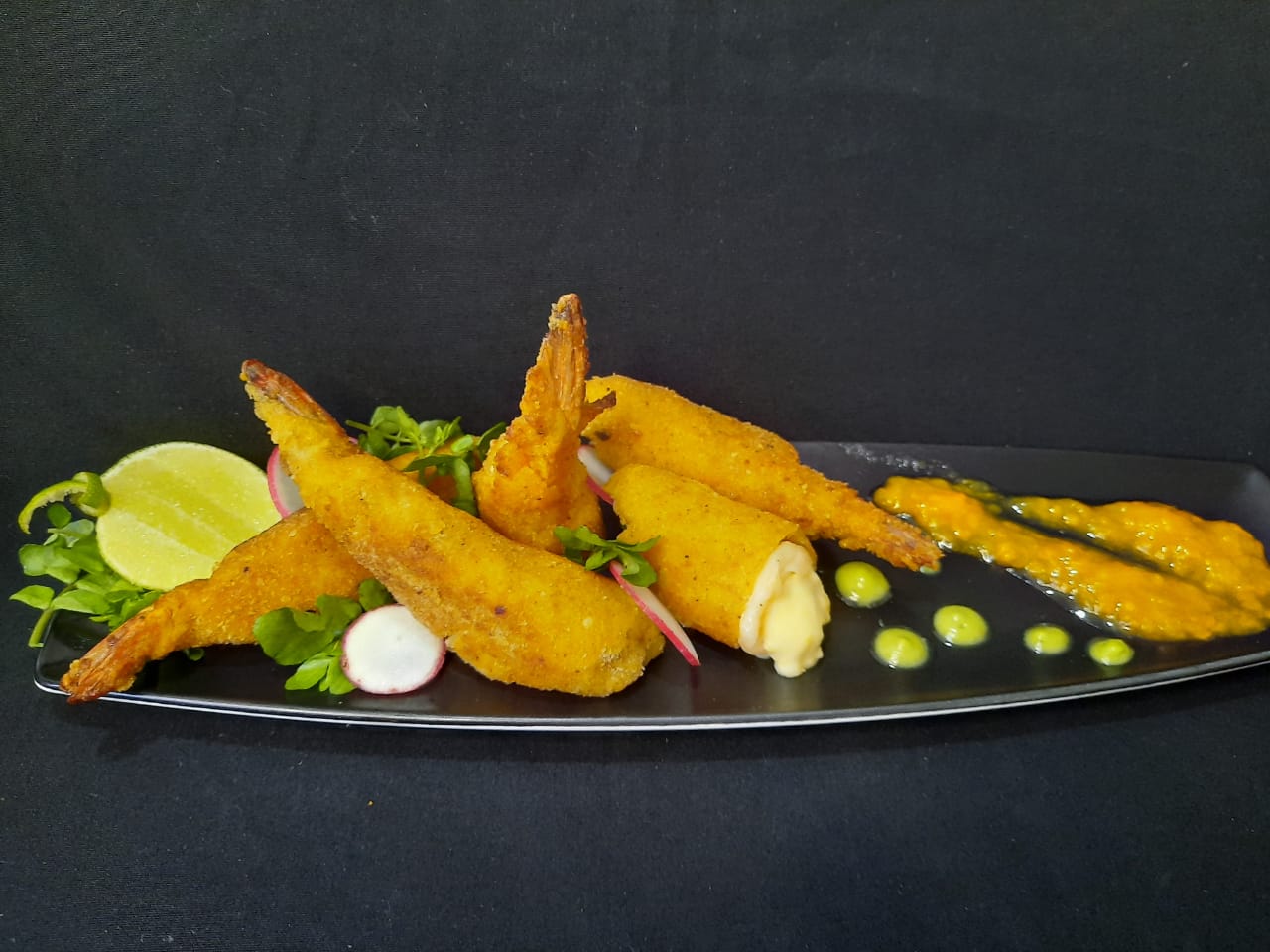 Camarones rellenos de chancol con mermelada de tomates de árbol, receta nacida de la creatividad del chef Saúl Orozco, en la que  destacan ingredientes nacionales. (Foto Prensa Libre, Saúl Orozco)