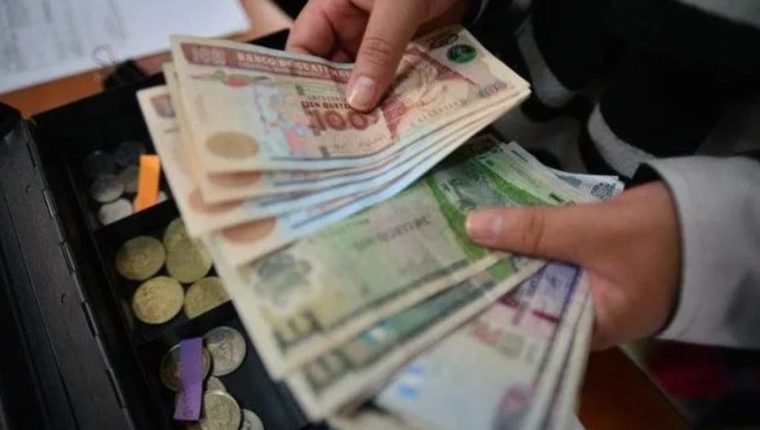 Los beneficiarios del Bono Familia pueden hacer uso de sus fondos en supermercados, farmacias, abarroterías, tiendas de conveniencia, gasolineras y expendios de propano. (Foto Prensa Libre: Hemeroteca PL)