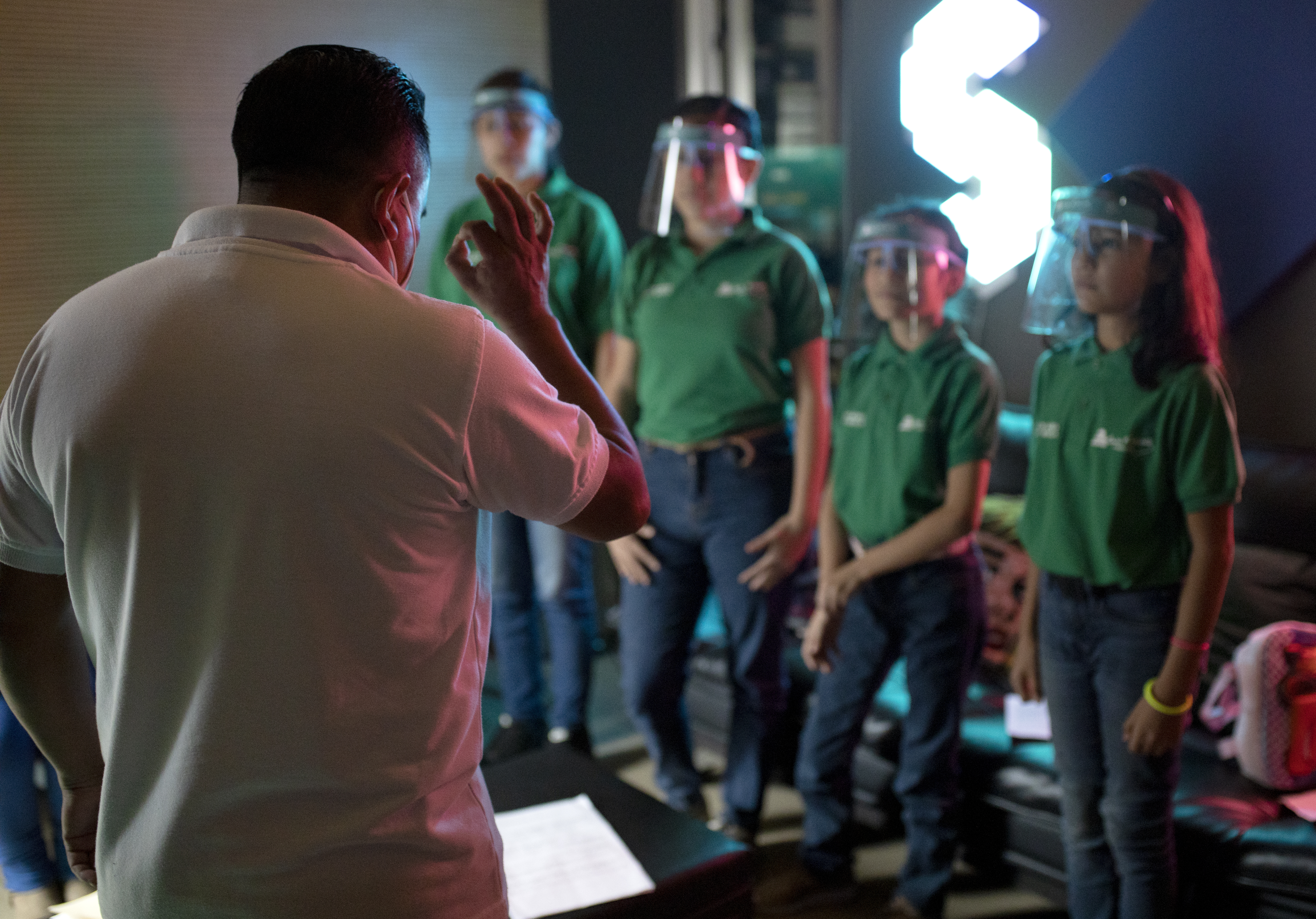 Los niños de San Juan Sacatepéquez, El Progreso y la zona 6 capitalina, que son parte del coro de la Fundación Carlos F. Novella, cantaron Orgulloso de ser chapín. (Foto Prensa Libre: cortesía)