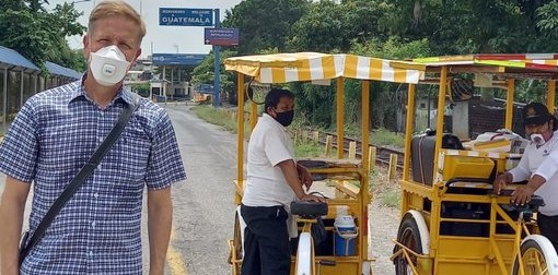 Hans Magnusson, nuevo embajador de Suecia en Guatemala, ingresó en el país en un bicitaxi. (Foto Prensa Libre: Tomada del Twitter de Hans Magnusson)
