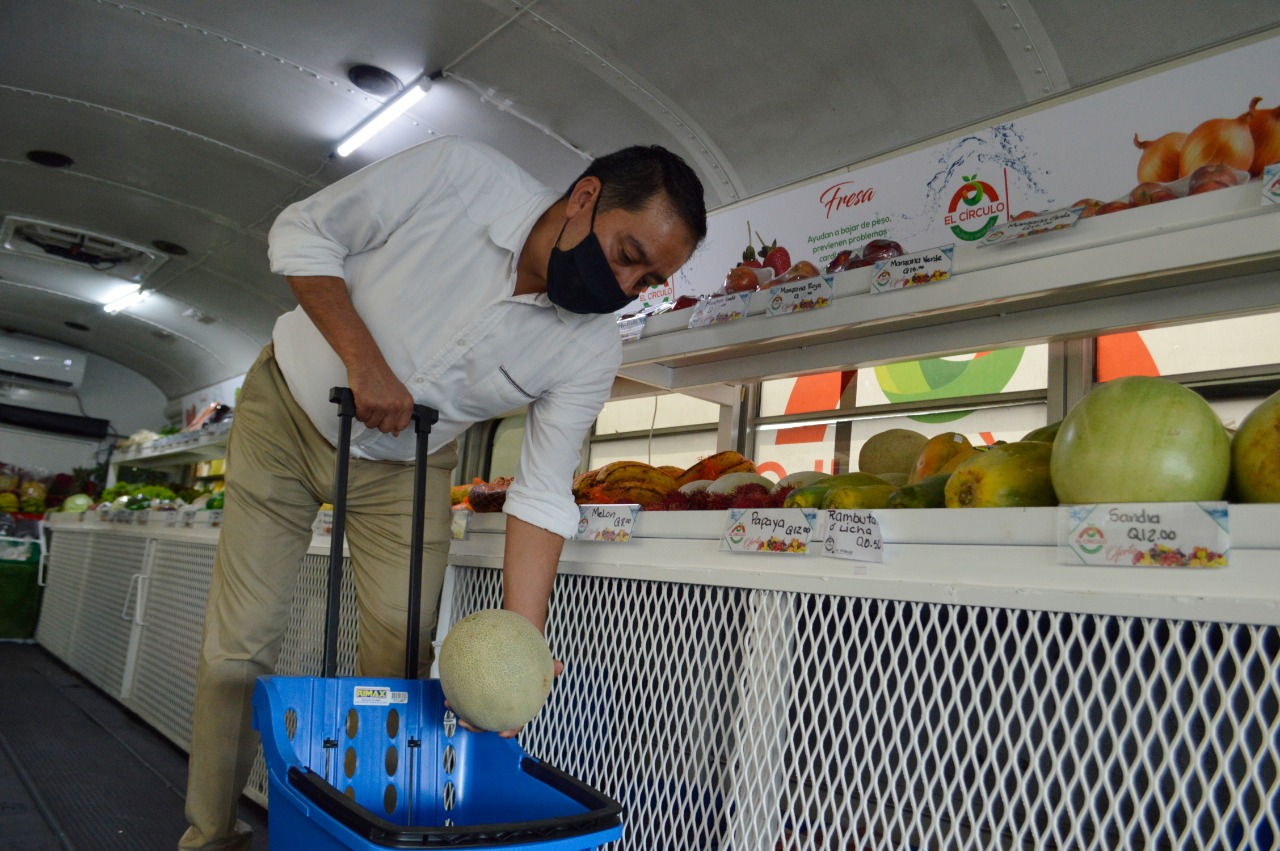 El Círculo Express es un camión móvil que vende frutas y verduras con calidad de exportación y llega a varias zonas del departamento de Guatemala. (Foto Prensa Libre: Facebook El Círculo Express)
