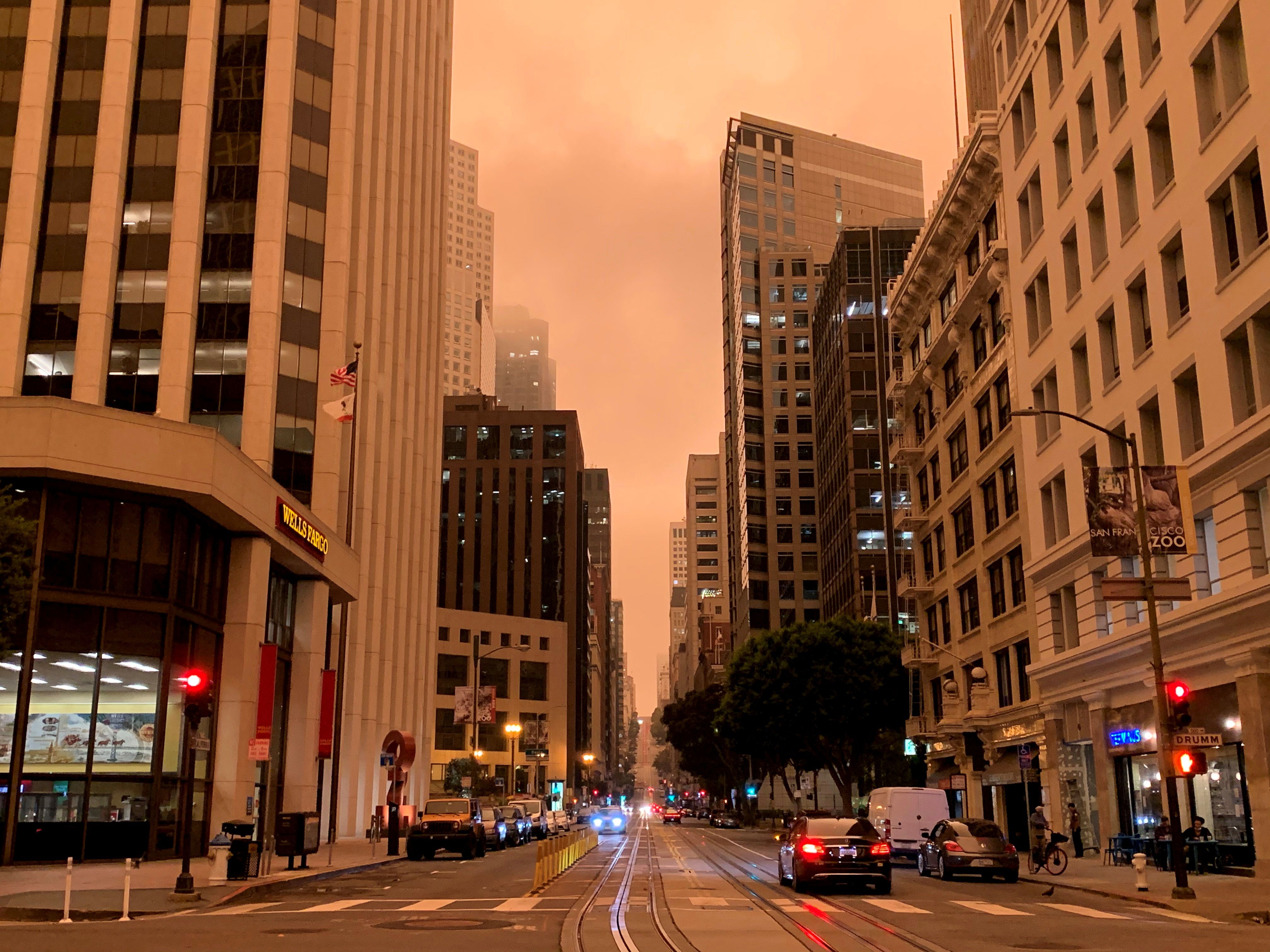 Vista del cielo anaranjado casi rojo que tiñe el ambiente en San Francisco, California. (Foto Prensa Libre: EFE)