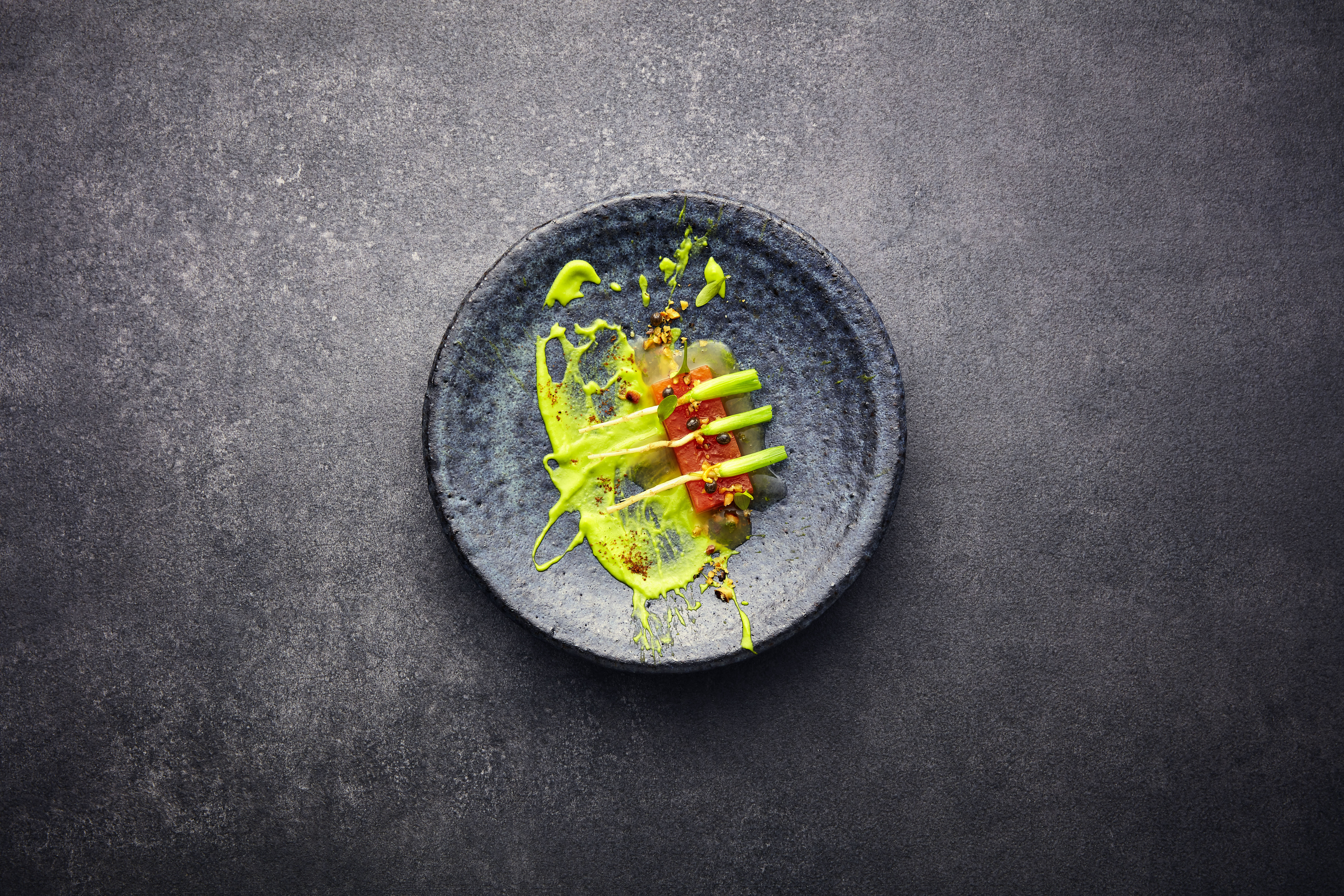 Una propuesta para descubrir el umami es unir sabores diferentes, como en este plato de crema de ejotes y papaya. Foto Prensa Libre: Thorsten Kleine Holthaus/Tre Torri Verlag/DPA
