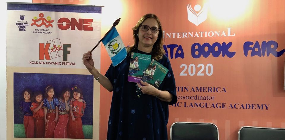 La chef Euda Morales en la presentación de su libro India-Latinoamérica: similitudes y diferencias en sus comidas (español y traducido al bengalí) fue presentado en la Feria Internacional del Libro de Calcuta 2020.  (Foto Prensa Libre: cortesía). 