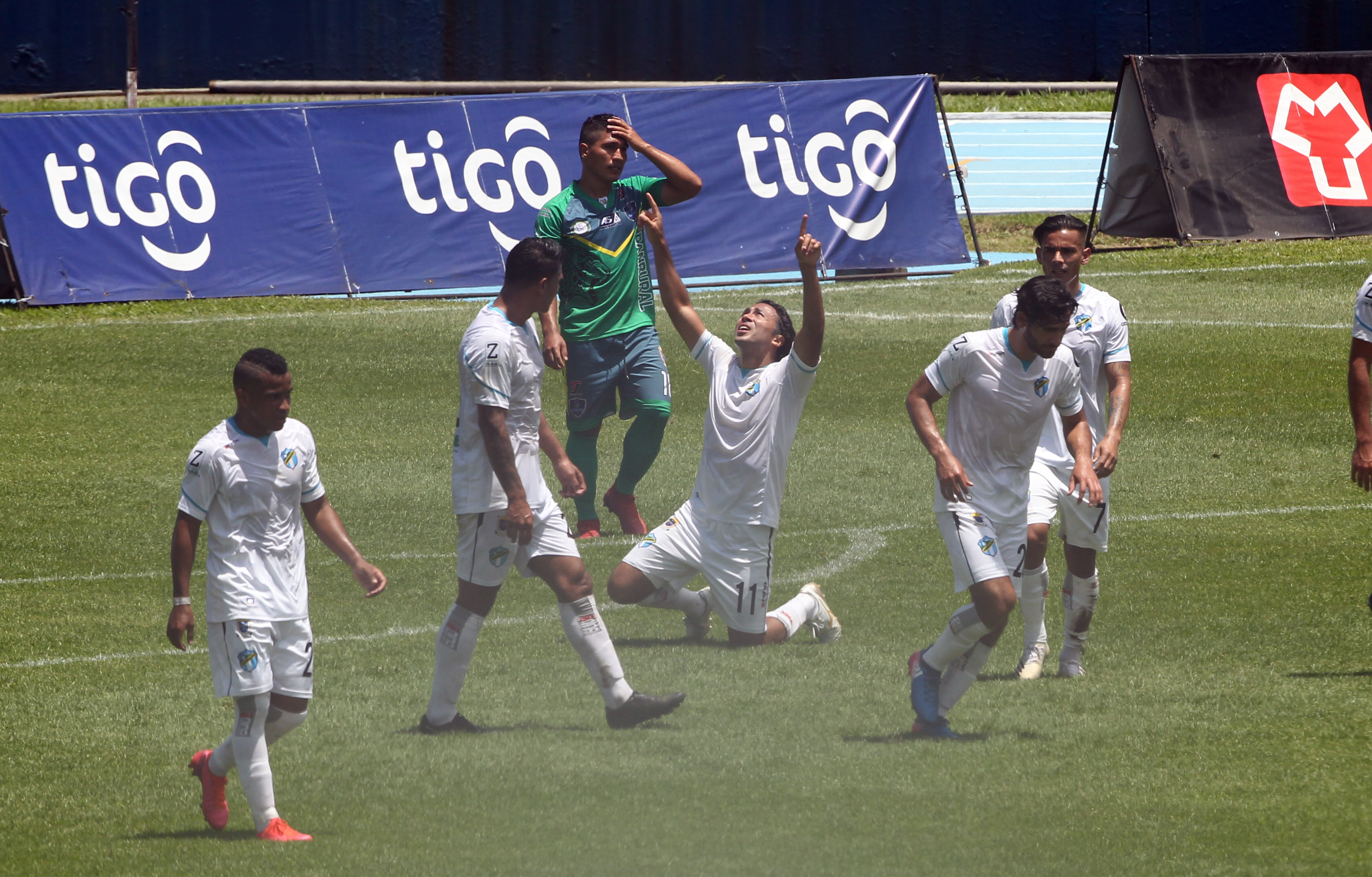 Agustín Herrera festejó frente a Santa Lucía Cotz. (Foto Prensa Libre: Norvin Mendoza)