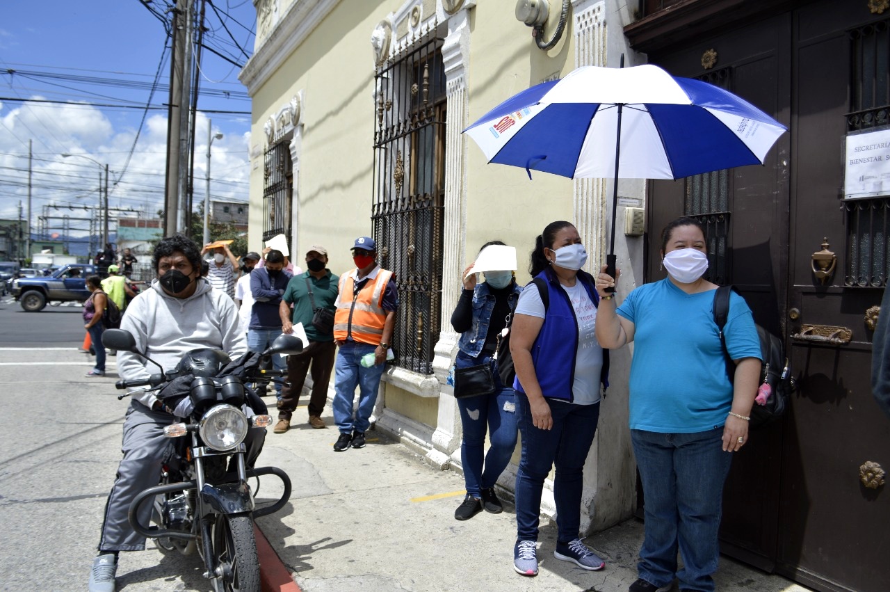 El distanciamiento social y el uso de mascarilla son dos de las medidas implementadas por los guatemaltecos ante la emergencia por el coronavirus. (Foto Prensa Libre: María René Gaytán)