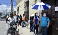 El distanciamiento social y el uso de mascarilla son dos de las medidas implementadas por los guatemaltecos ante la emergencia por el coronavirus. (Foto Prensa Libre: María René Gaytán)