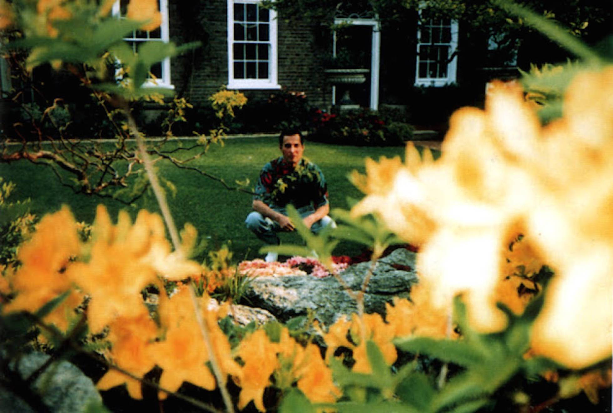 Freddie Mercurie en el jardín de su mansión, la cual fue heredada a su exesposa.  Foto Jim Hutton