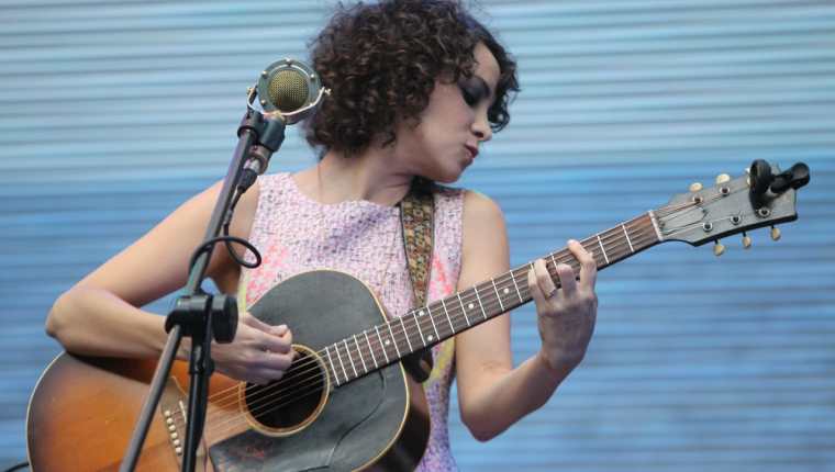 El sexto álbum de la guatemalteca Gaby Moreno competirá en la 21 edición de los Latin Grammy. (Foto Prensa Libre: Keneth Cruz)