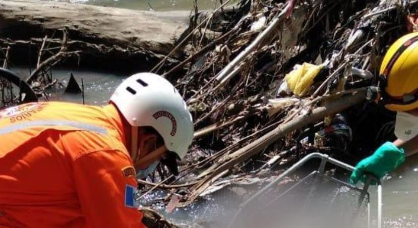 Bomberos localizan a Danilo Mateo. (Foto Prensa Libre: Bomberos Voluntarios) 