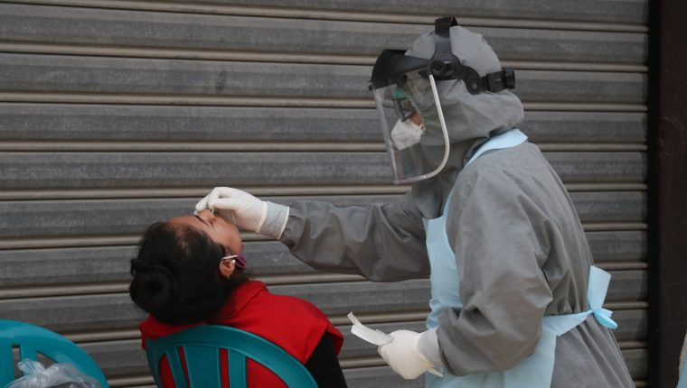 Los hisopados colectivos no son aconsejables sin el debido protocolo, según laboratoristas. (Foto Prensa Libre: Hemeroteca PL)