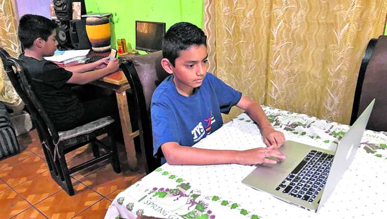 Por la pandemia de covid-19, los sistemas educativos del mundo, incluido el guatemalteco, suspendió las clases presenciales. No todos los niños han tenido acceso a tecnología para continuar sus estudios (Foto Prensa Libre: Hemeroteca PL)