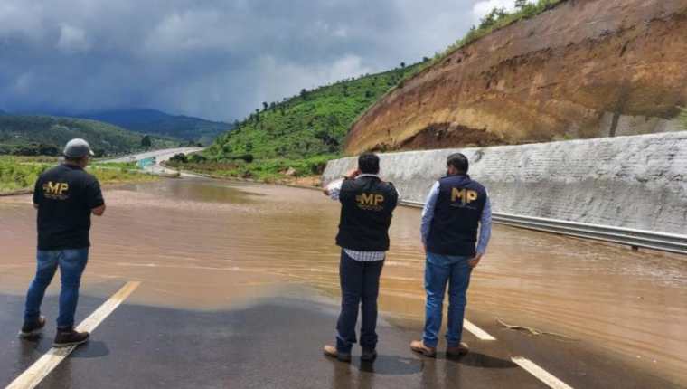 Investigadores del MP efectúan diligencia en el libramiento de Chimaltenango. (Foto Prensa Libre: MP) 