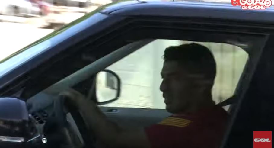 Luis Suárez sale en su vehículo luego del entrenamiento con el Barcelona. (Foto Prensa Libre: Tomada del video de GOL)