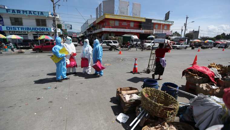 Personal de Salud llegó al mercado terminal Minerva, zona 3 de Xela, para hacer pruebas a los comerciantes. (Foto Prensa Libre: María Longo) 