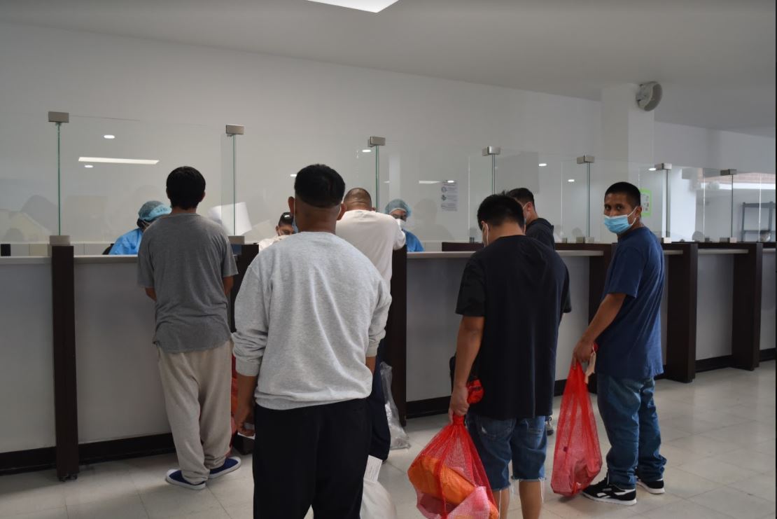 Deportados registran su regreso al país en las oficinas de Migración en la Fuerza Aérea de Guatemala. (Foto: IGM).